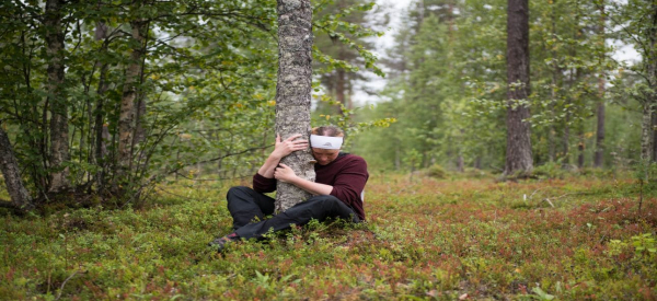 Die finnische Kunst des Baumumarmens – Die Treehugging-Weltmeisterschaft 2023 in Levi