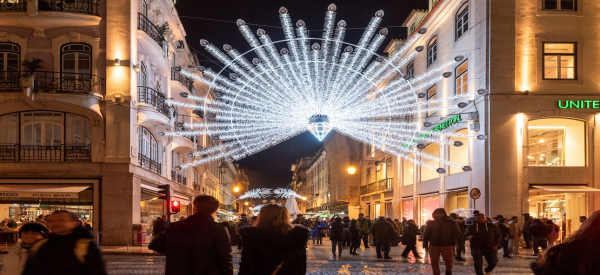 Weihnachtszeit in Lissabon mit Lichtern, Märkten und Events