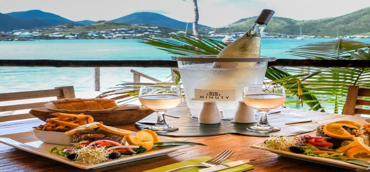 Coole Cocktails, exotische Speisen und aufregende Bootstouren:  Virtuelle Reise entführt Zuschauer in die Trenddestination St. Martin