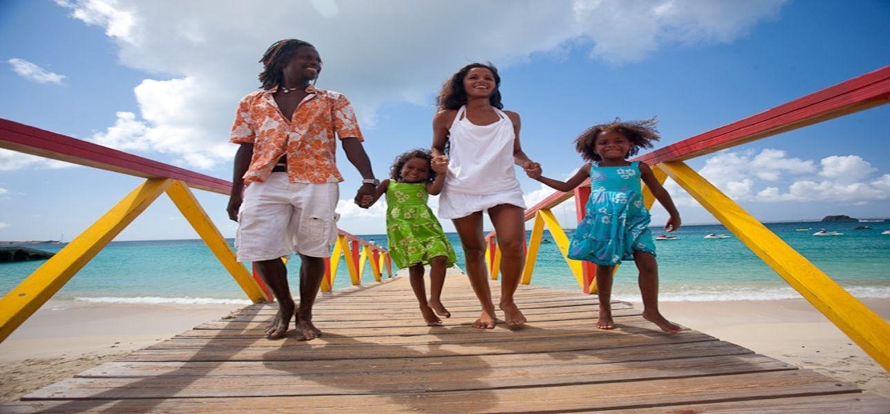 Papageien füttern, am Meer reiten oder eine Festung erkunden –  Die TOP 5 Familienaktivitäten auf St. Maarten