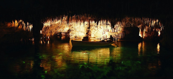 Spektakuläre Höhlen auf den Balearen entdecken