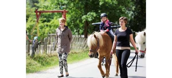 Stiftung für Familien der Pierre &amp; Vacances / Center Parcs Gruppe unterstützt „Flaschenkinder“ von suchtkranken Eltern unter anderem mit Aufenthalten in den Ferienparks von Center Parcs 