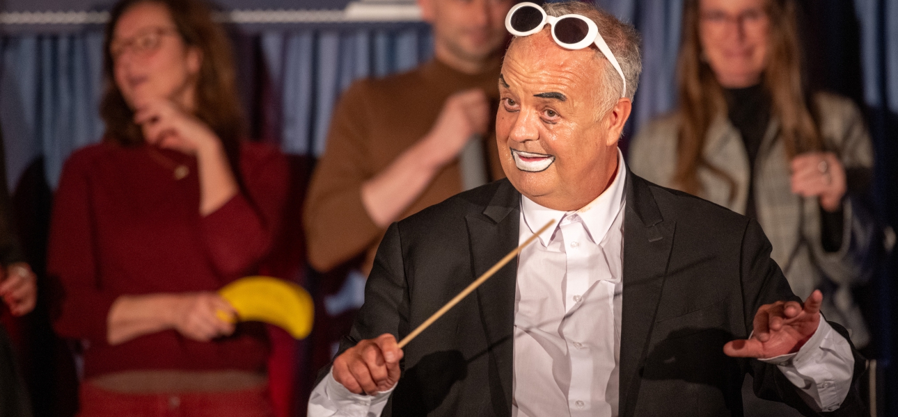 Künstler Bernd Busch bindet das Publikum ein und sorgt mit viel Humor für beste Stimmung ©Primus Linie, Fotograf Ralf Werner