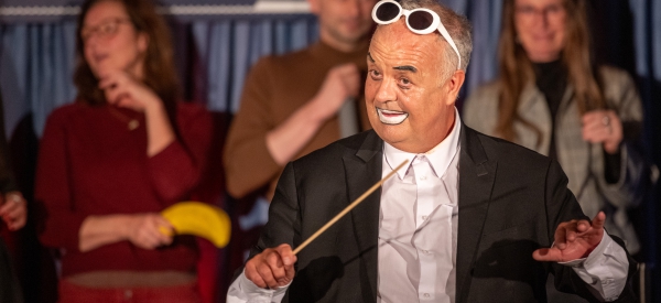 Künstler Bernd Busch bindet das Publikum ein und sorgt mit viel Humor für beste Stimmung ©Primus Linie, Fotograf Ralf Werner