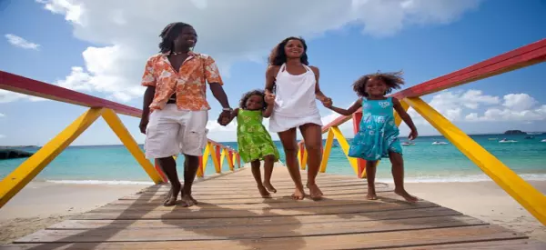 Papageien füttern, am Meer reiten oder eine Festung erkunden –  Die TOP 5 Familienaktivitäten auf St. Maarten