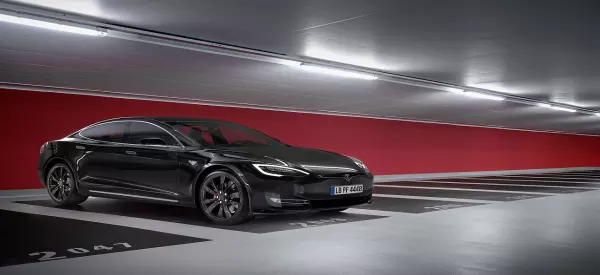 Tesla bei Avis: Die Avis Autovermietung steuert mit neuesten E-Fahrzeugen in die Zukunft der Mobilität