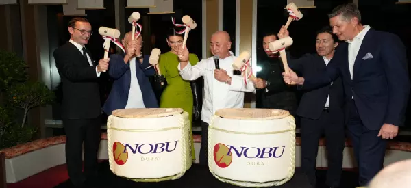Ein Blick auf die starbesetzte Eröffnung des Nobu Dubai: Nobu Matsuhisa und Meir Teper veranstalten eine Sake-Zeremonie zur Einweihung des stilvollen neuen Restaurants
