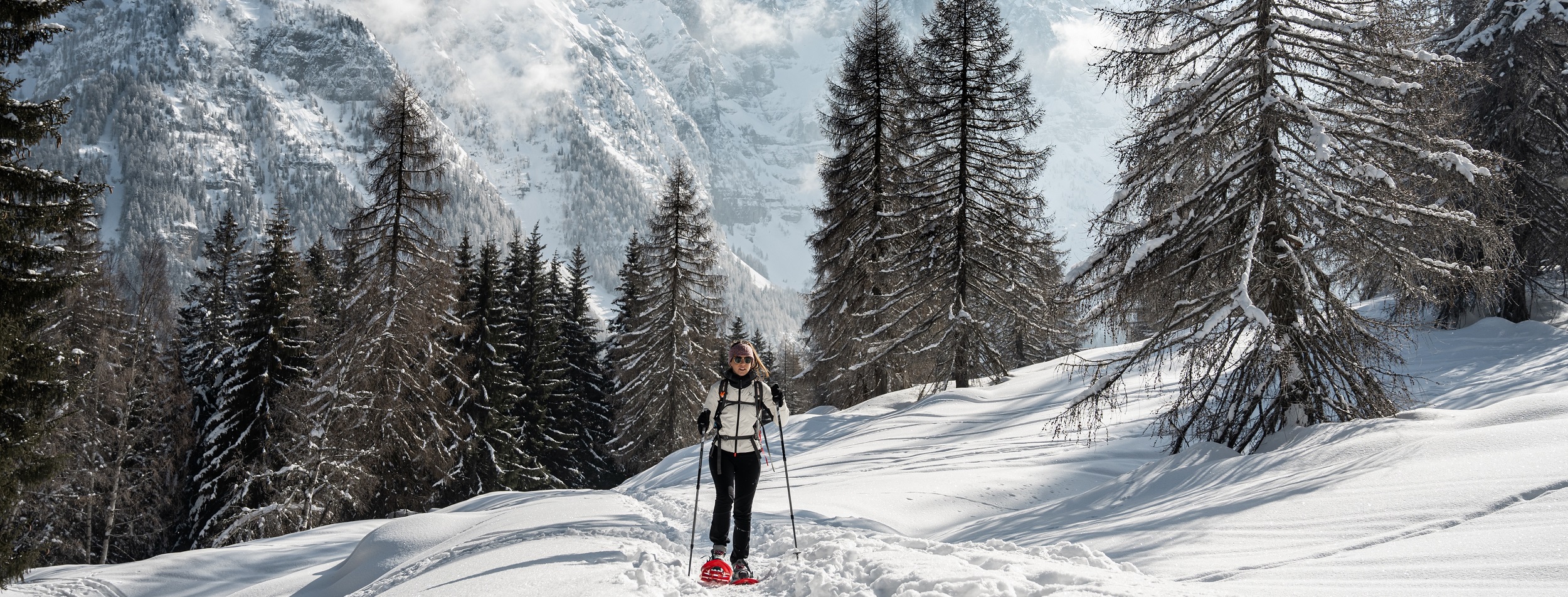 Zur Ruhe kommen in der weißen Winterwelt Trentinos: Auf Olympia-Pisten langlaufen, Schlittenhunde führen oder barfuß durch den Schnee wandern